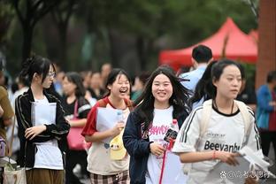 寄诚庸赴皇马学习交流，合影安切洛蒂、劳尔、莫德里奇等大牌